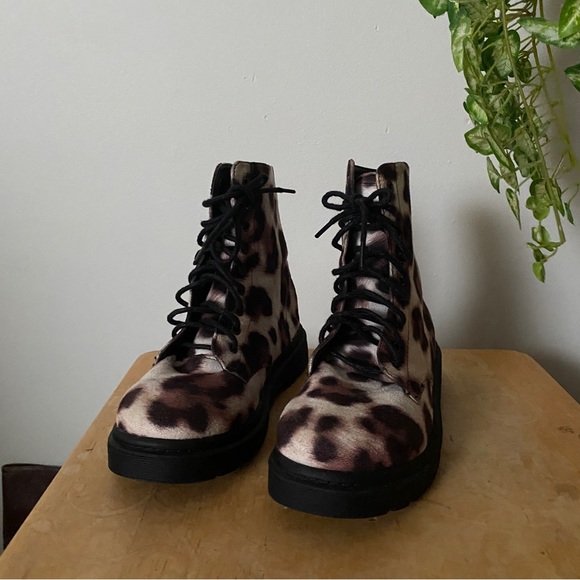 NWOT Forever 21 Animal Print Brown Ankle Boots - Picture 1 of 7